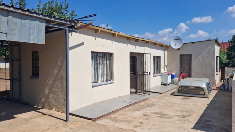 5 Bedroom Property for Sale in Mabopane Unit A North West